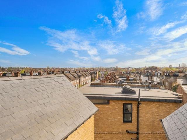 Apartment for rent in Summerstown, Greater London
