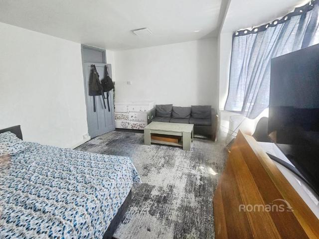 Flat for rent in Slough