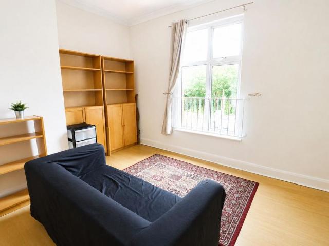 Flat for rent in London Borough of Merton, Collier's Wood