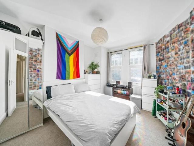 Apartment for rent in London Borough of Merton, Collier's Wood