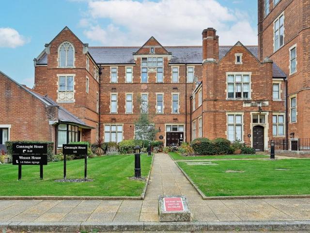 Flat for rent in Connaught Park, Bushey