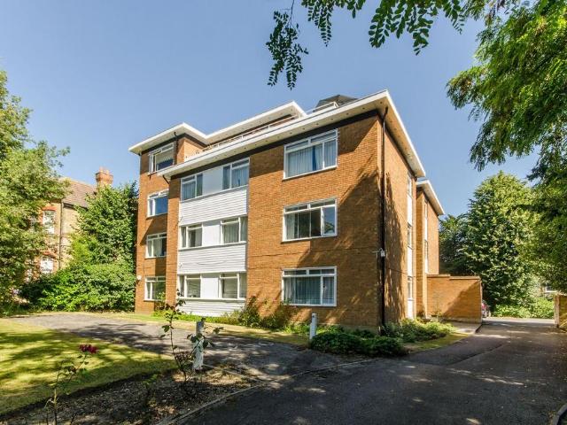 Flat for rent in London Borough of Merton, Merton Park