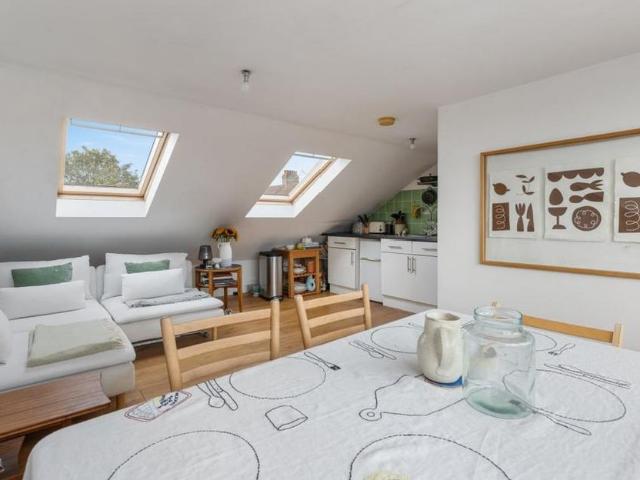 Apartment for rent in Brondesbury, Greater London