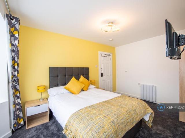 Flat for rent in Calderstones