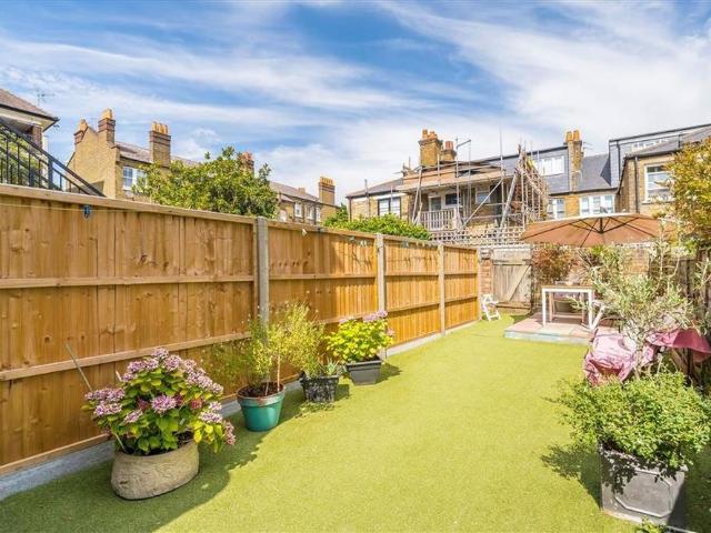 Apartment for rent in Mortlake, Greater London