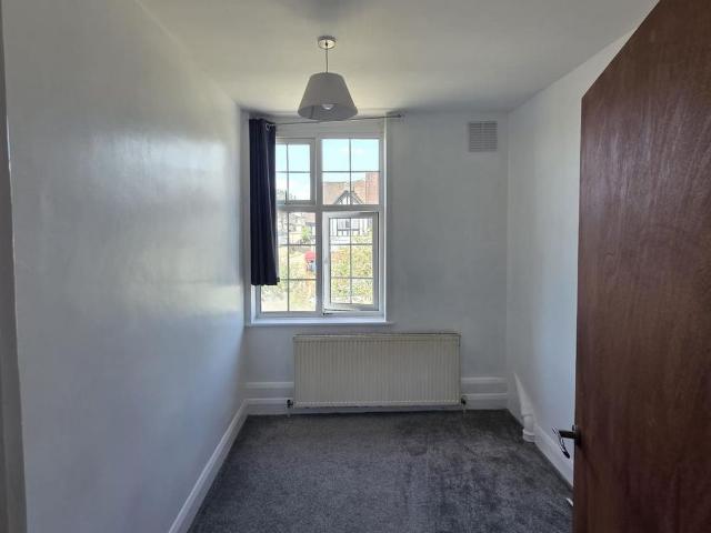 Apartment for rent in Whetstone, Oakleigh Park