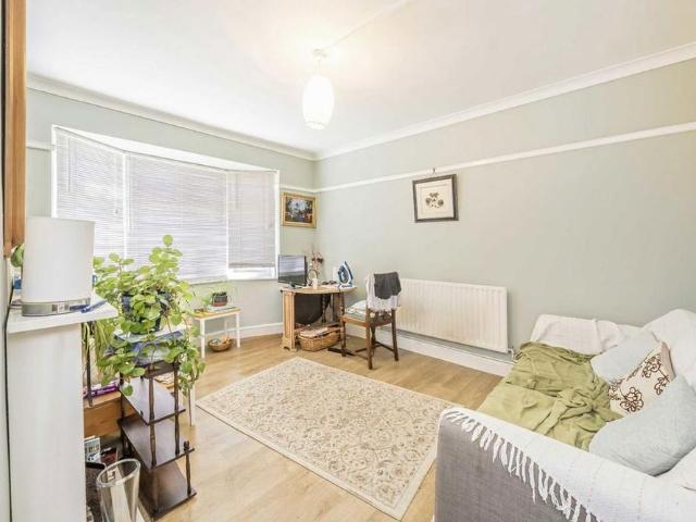 Apartment for rent in Summerstown, Greater London