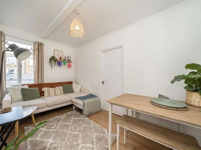Apartment for rent in Strawberry Hill, Greater London