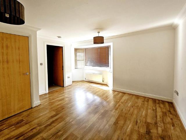 Flat for rent in Grays, Essex