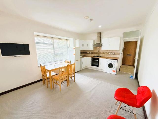 Flat for rent in London Borough of Ealing, Greater London