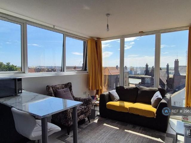 Apartment for rent in Southtown, Stokesby