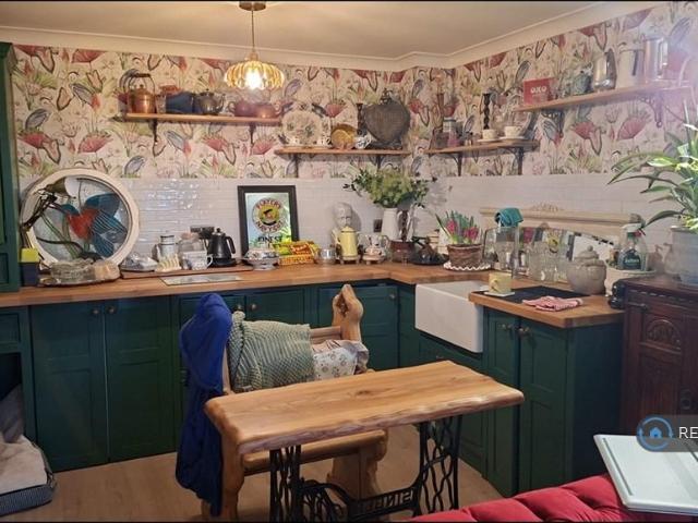 Flat for rent in Woolton, Calderstones