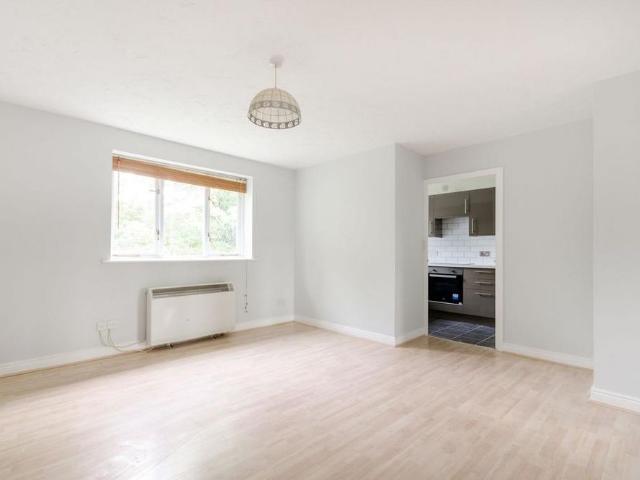 Apartment for rent in Blackhills, Surrey