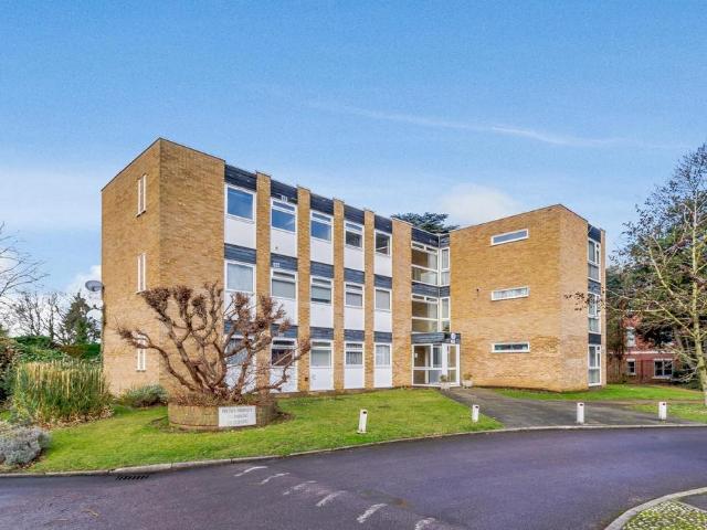 Flat for rent in Blackhills, Surrey