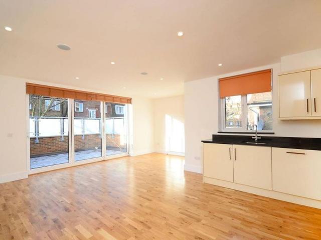 Apartment for rent in Summerstown, Cat Hill