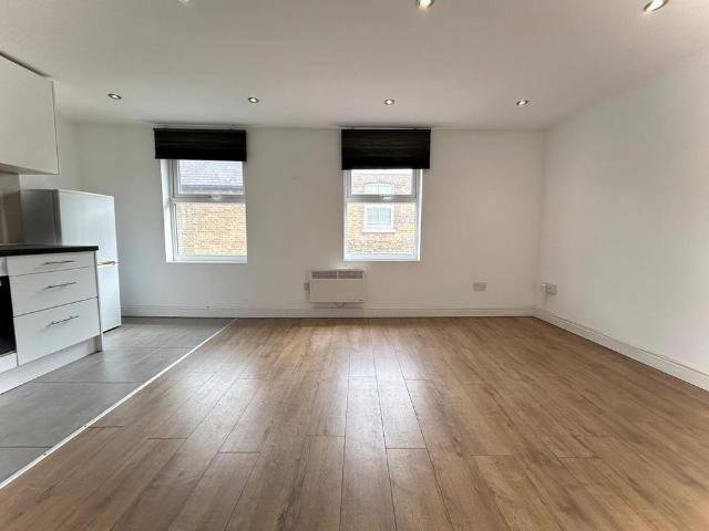 Apartment for rent in The Wrythe, Greater London