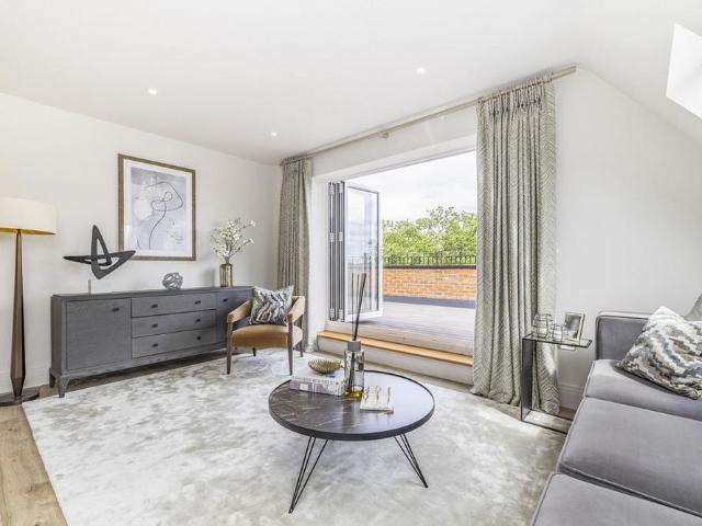 Apartment for rent in Northwood, Greater London