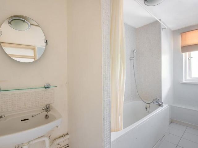 Apartment for rent in Fallow Corner, Greater London