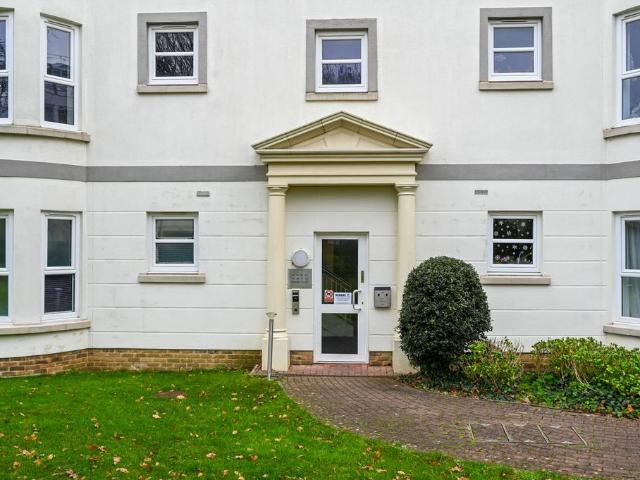 Flat for rent in St James, Sandown Park
