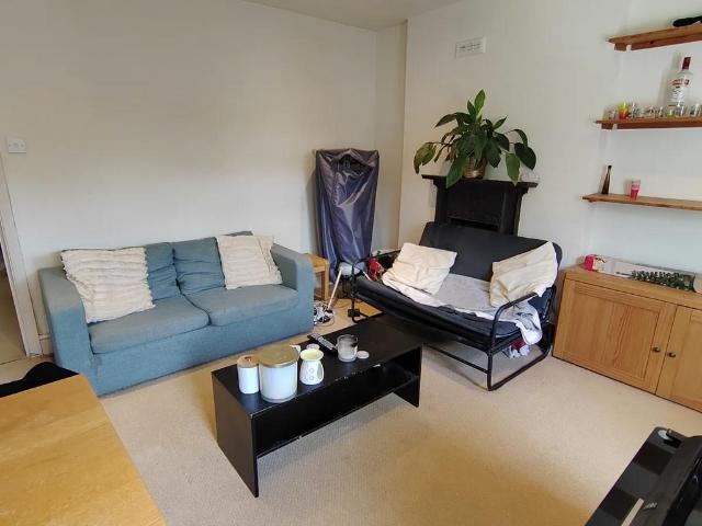 Flat for rent in Queen's Park, Greater London