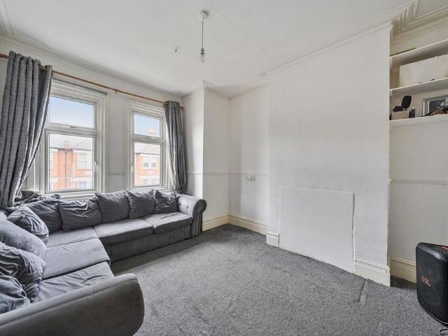 House for rent in London Borough of Merton, Raynes Park