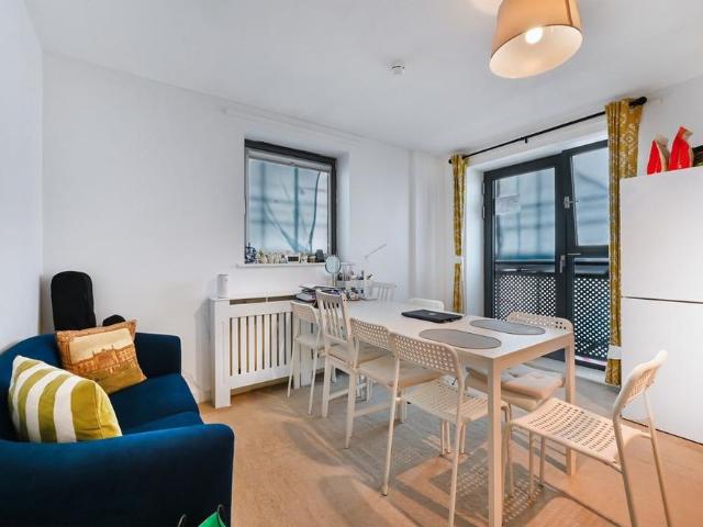 Apartment for rent in London Borough of Merton, Merton Park