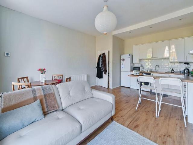 Apartment for rent in Myatt's Fields, Greater London