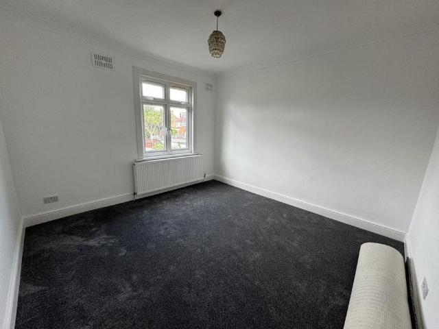Apartment for rent in Loxford, Seven Kings