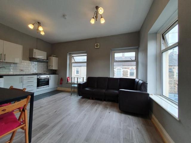 Apartment for rent in Plasnewydd, Falcon Lodge