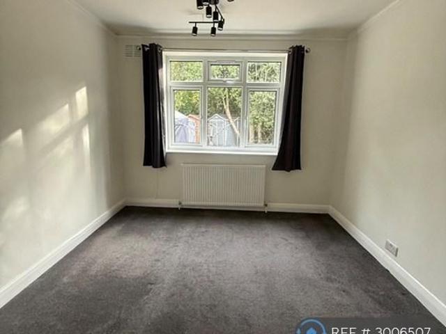 Apartment for rent in Whetstone, Oakleigh Park