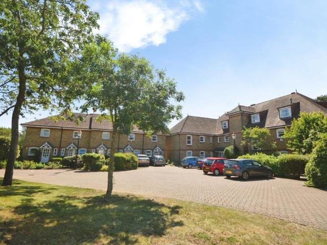 Flat for rent in Hampton Hill, Greater London