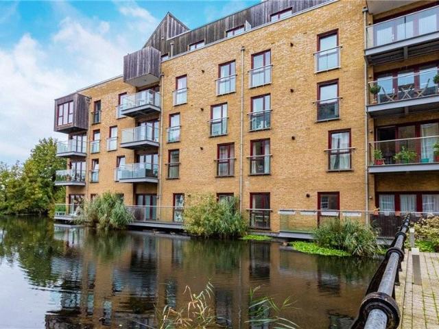 Flat for rent in Denham, Denham