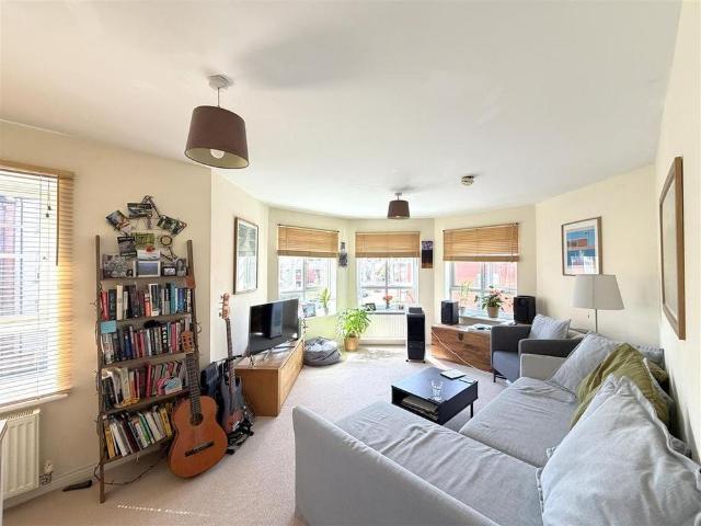 Apartment for rent in Woodloes Park, Green Close