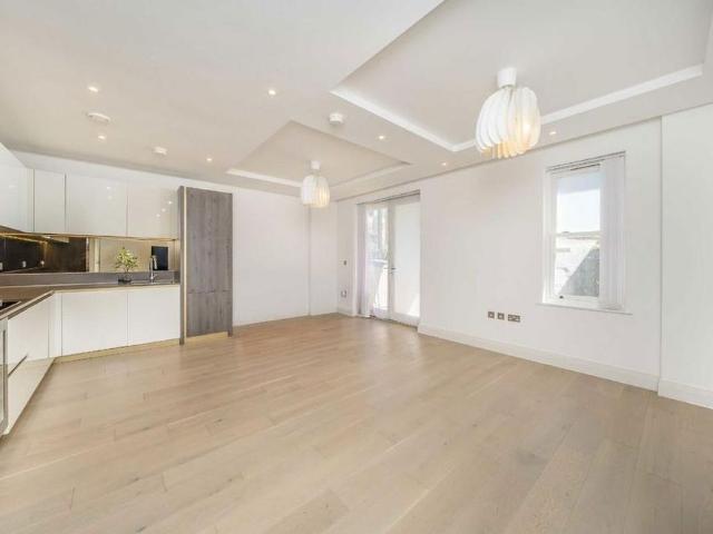 Apartment for rent in Cottenham Park, Greater London