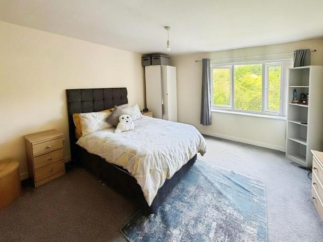 Flat for rent in Calderstones