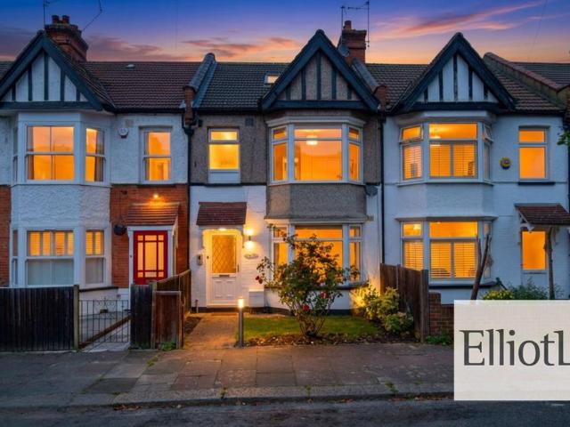 Flat for rent in Lane, Greater London