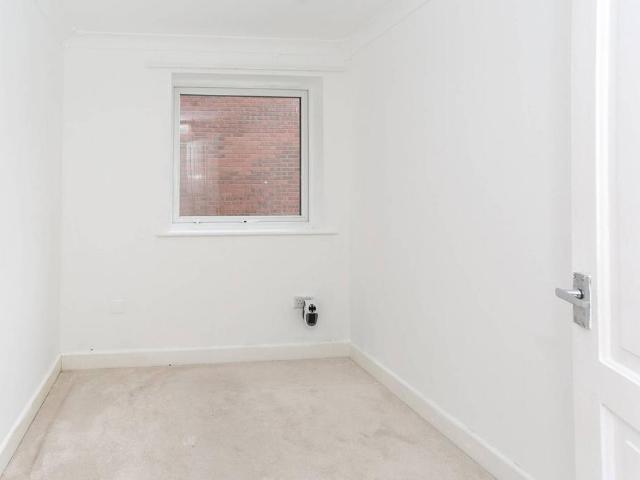 Flat for rent in Woodhall Farm, Pouchen End