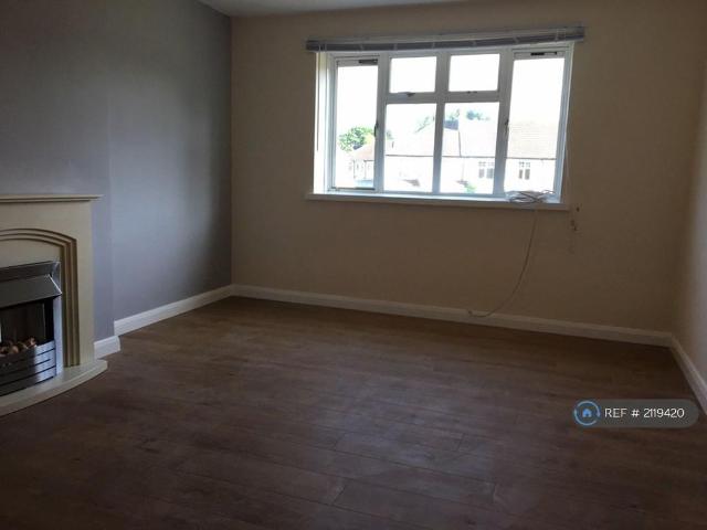 Apartment for rent in London Borough of Merton, Raynes Park