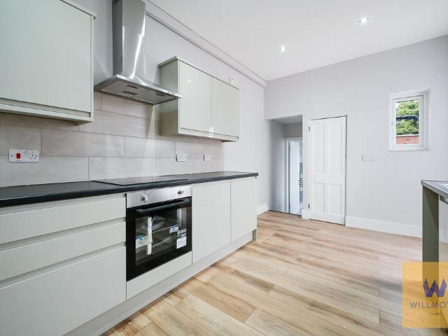 Flat for rent in London Borough of Merton, Raynes Park