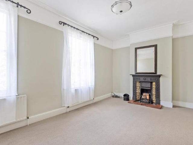 Apartment for rent in Summerstown, Greater London