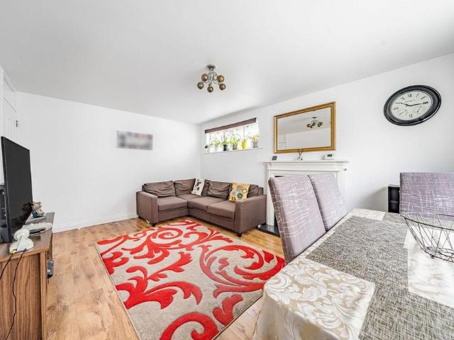 Apartment for rent in Woodhall Farm, Pouchen End
