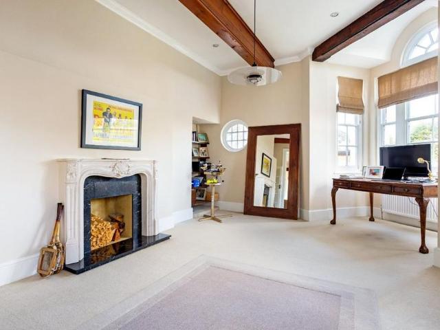 Apartment for rent in Row Town, Surrey
