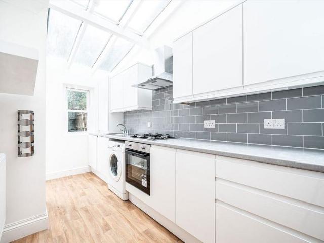 Apartment for rent in Strawberry Hill, Greater London