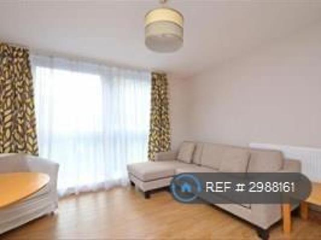 Flat for rent in Summerstown, Greater London