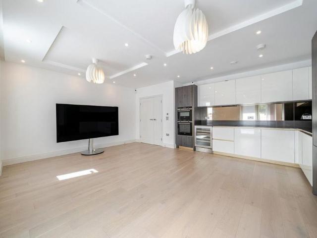 Apartment for rent in Cottenham Park, Greater London