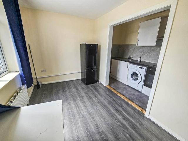 Flat for rent in Harmondsworth, Greater London