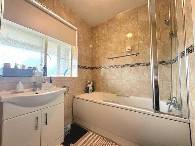 Apartment for rent in Hatch End, Greater London