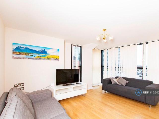 Flat for rent in Calderstones
