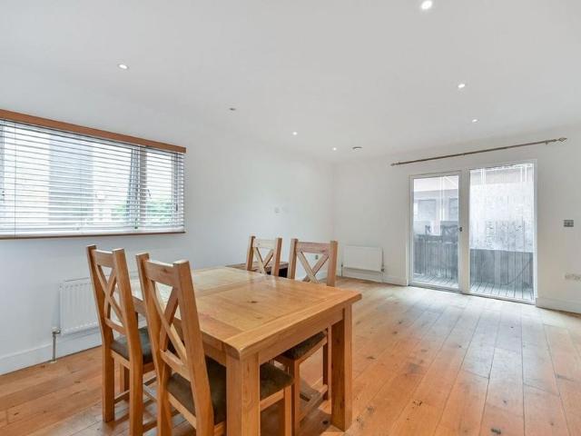 Apartment for rent in North Sheen, Greater London