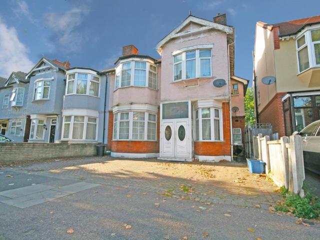 Flat for rent in Ilford, Gants Hill